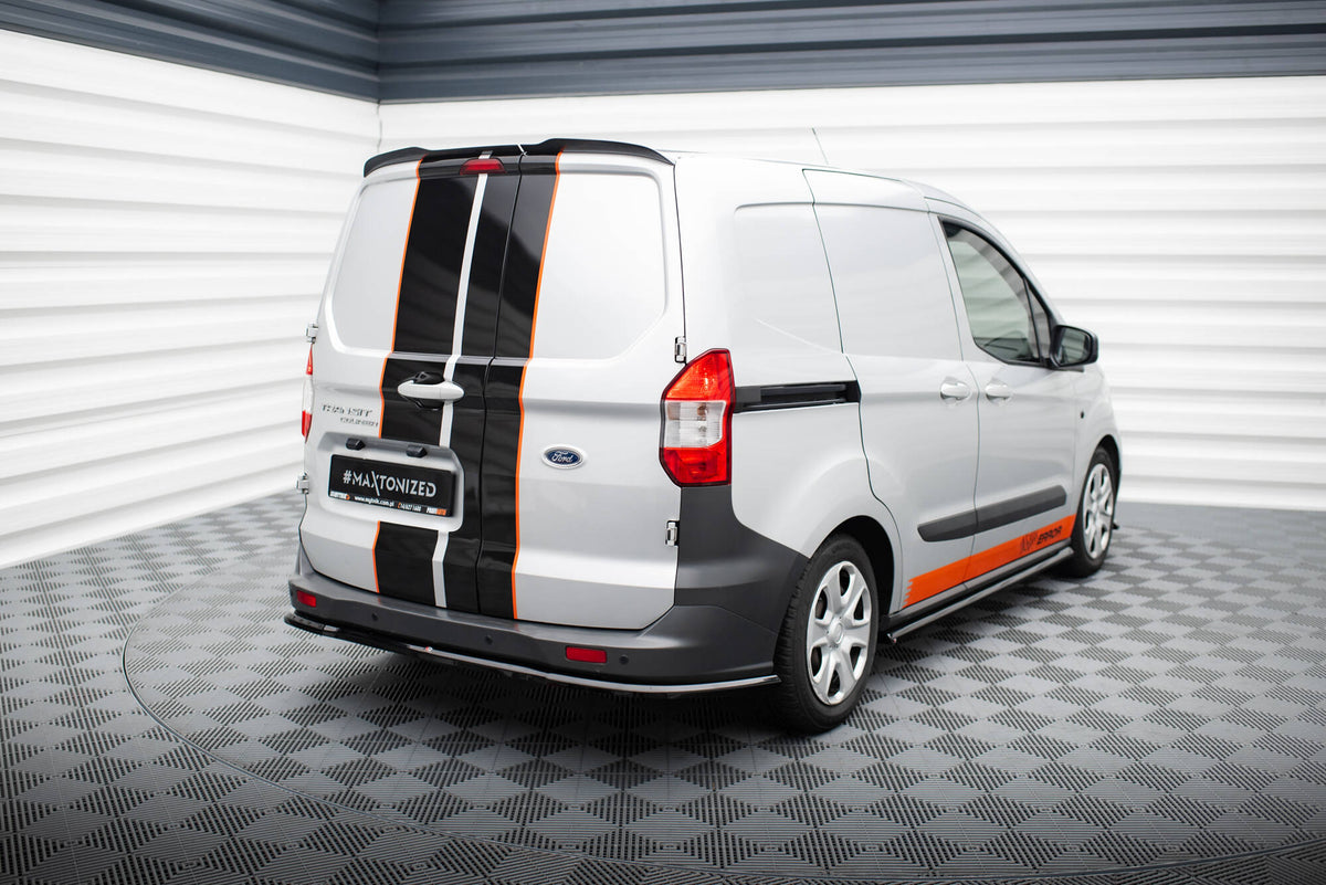 Bakre splitter for Ford Transit Courier montert på bil