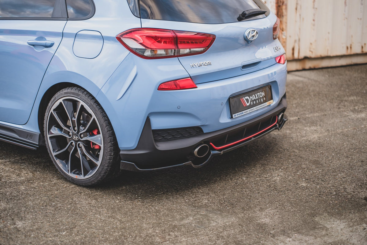 Bakre diffuser V2 montert under støtfanger på Hyundai i30 N sett underfra