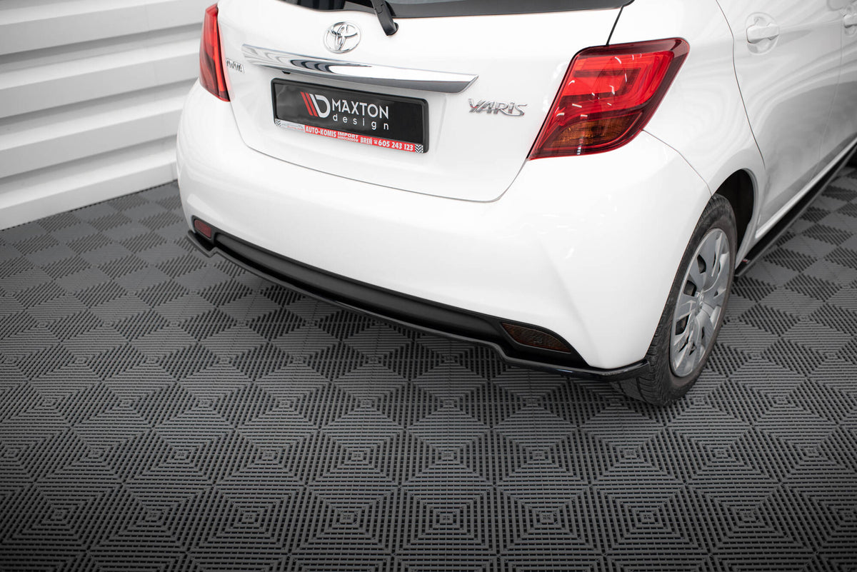 Diffuser til Toyota Yaris MK3 Facelift sett bakfra i strukturert sort finish