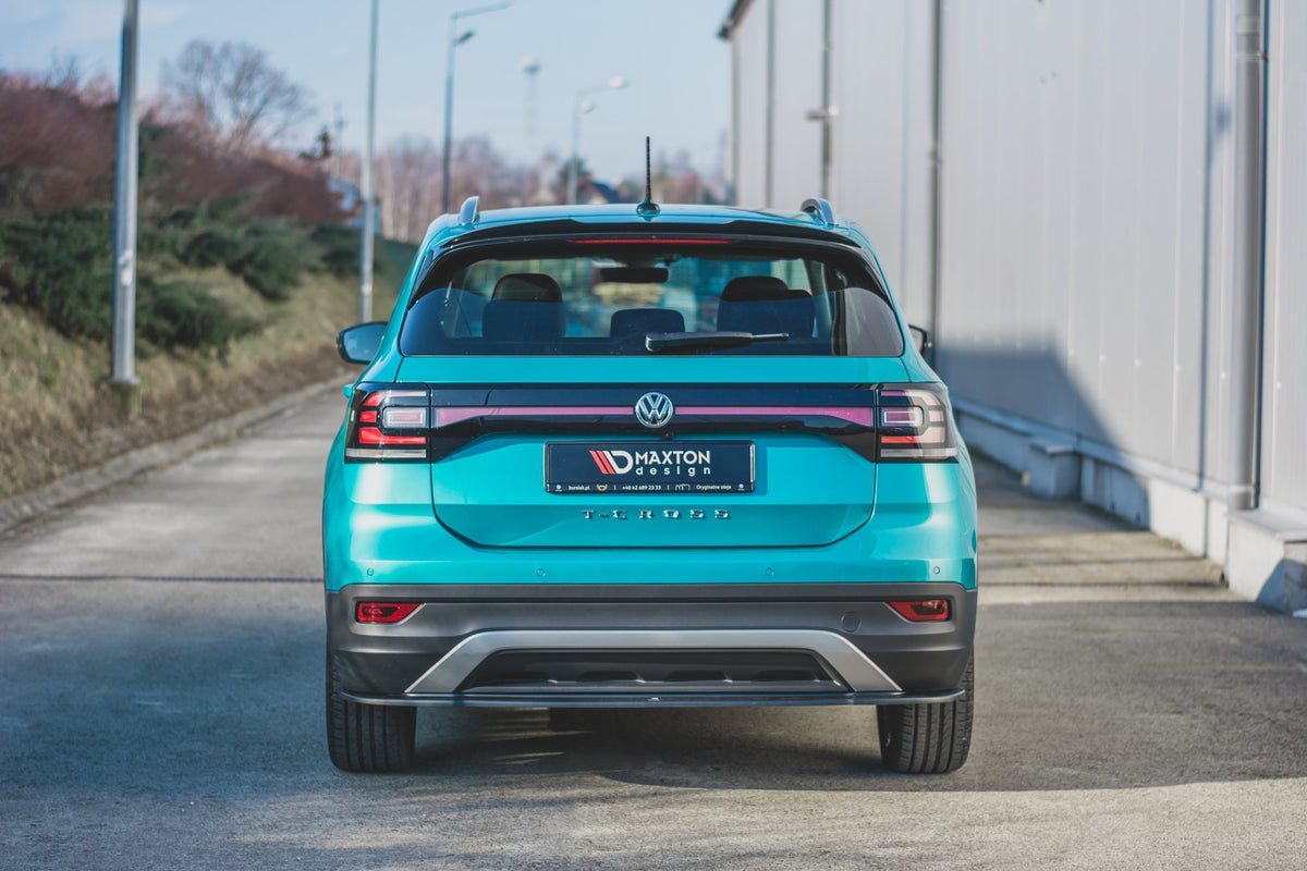 Bakre diffuser til Volkswagen T-Cross montert på bil, sett bakfra
