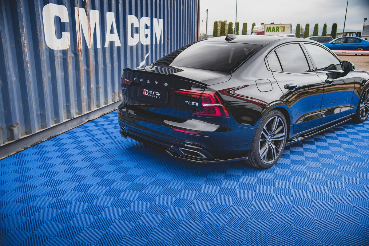 Nærbilde av Gloss Black-finish på hekksplitter til Volvo S60 Mk3