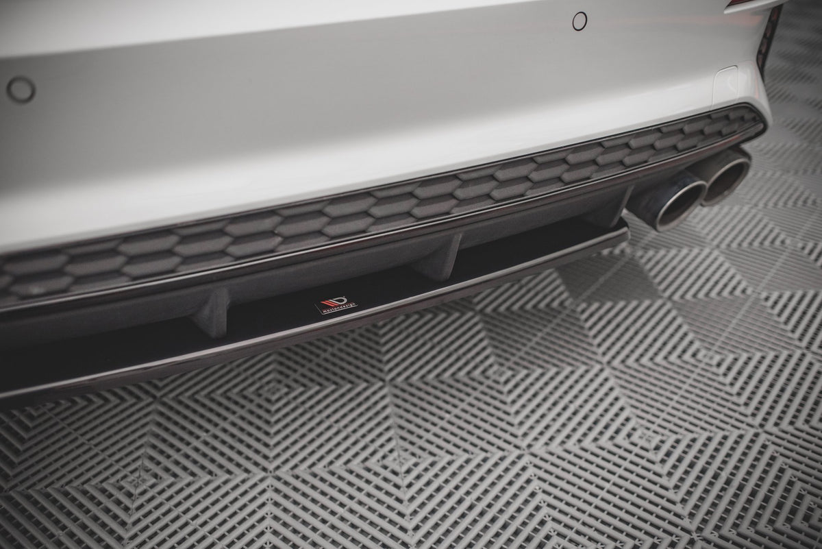 Sort diffuser montert under støtfangeren på Audi S3 Sportback 8Y for aggressivt utseende