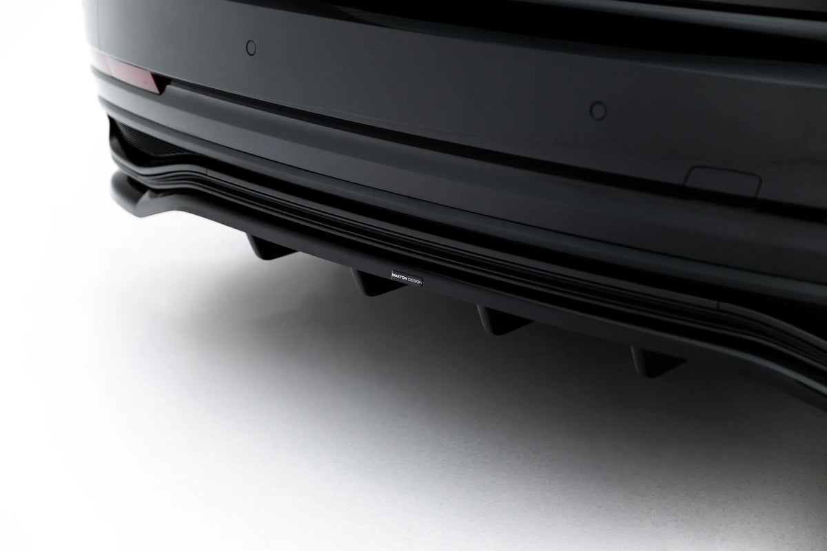 Nærbilde av diffuser-ribbene på baksplitter til Audi A8 D5 Facelift