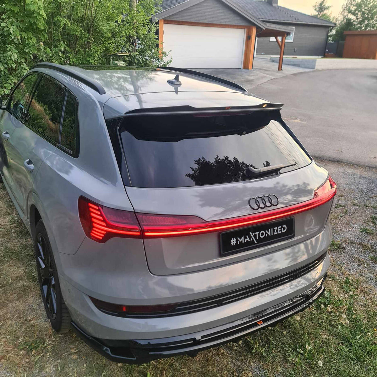 Bakre diffuser for Audi e-Tron S-Line montert på bil, skrå vinkel