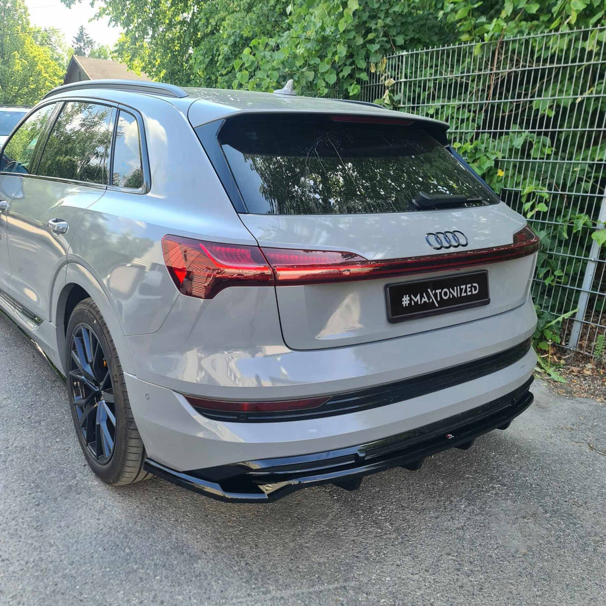 Diffuser til Audi e-Tron S-Line sett bakfra med vertikale stenger i strukturert svart