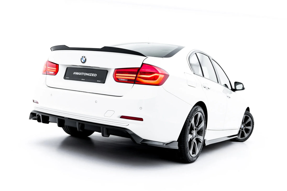 Nærbilde av vertikale ribber på bakre splitter til BMW 3 Sportline F31