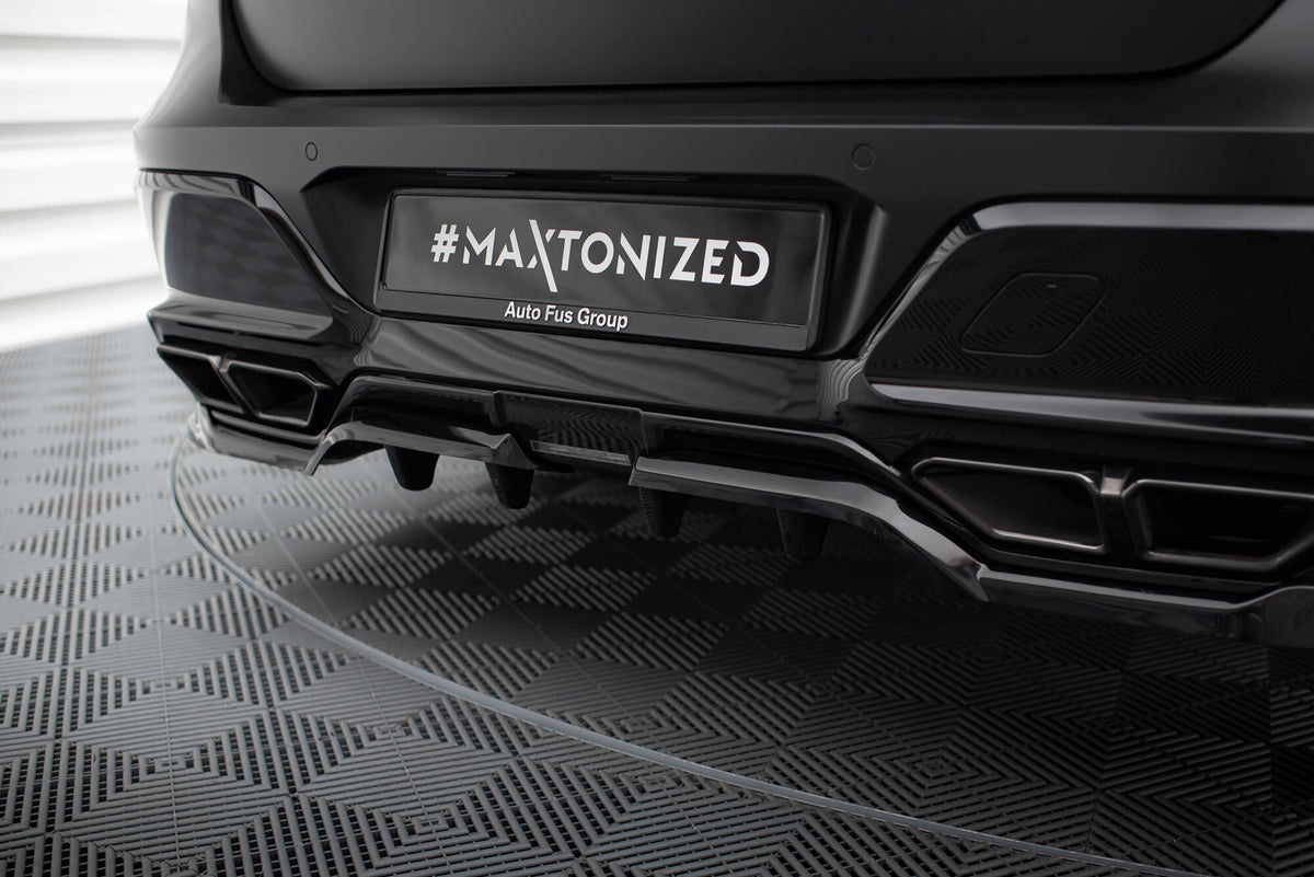 Detaljbilde av diffuser til BMW M760E G70 med synlige luftkanaler og karbon-look