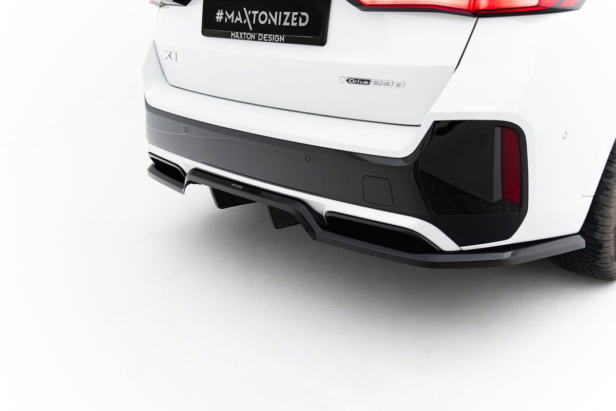 Nærbilde av vertikale stenger på Maxton diffuser til BMW X1 U11 M-Pakke