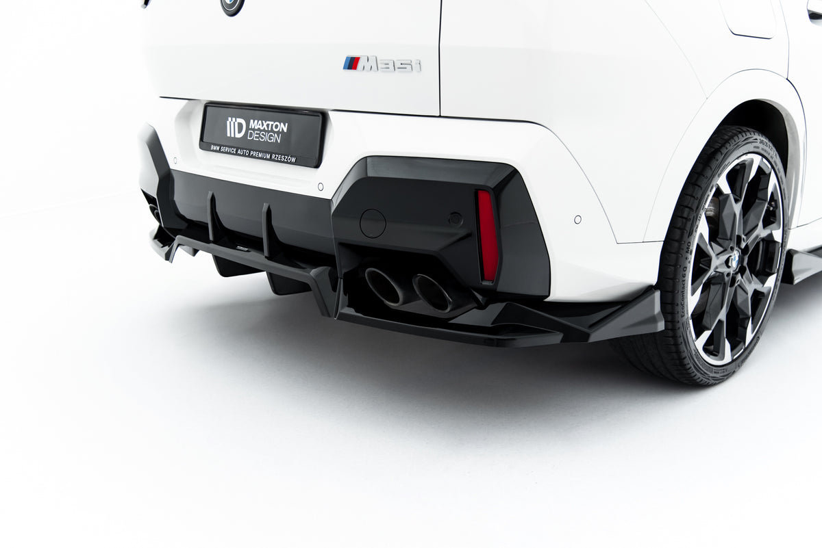 Nærbilde av vertikale ribber på baksplitter for BMW X2 M35i U10