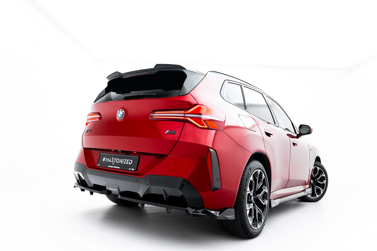 Bakre diffuser til BMW X3 G45 M-Pakke fra Maxton Design, sett skrått bakfra på hvit bakgrunn