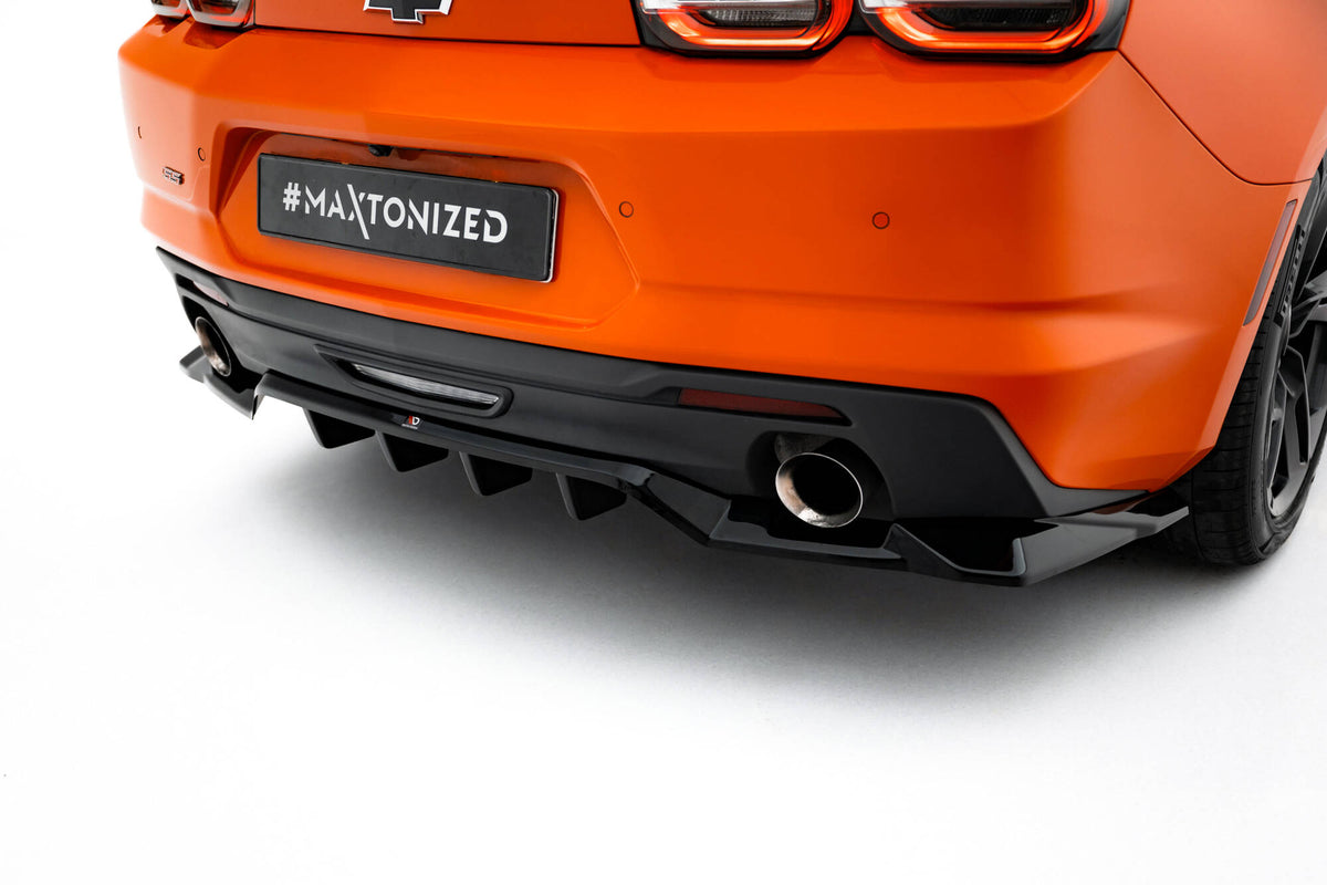 Bakre diffuser til Chevrolet Camaro SS Mk6 Facelift sett bakfra med vertikale stenger synlig