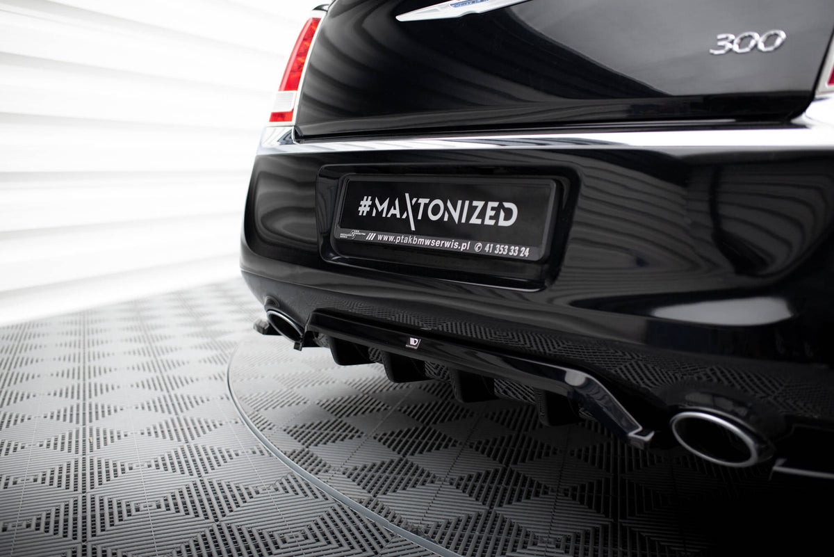 Nærbilde av vertikale stenger på bakdiffuser til Chrysler 300 Mk2