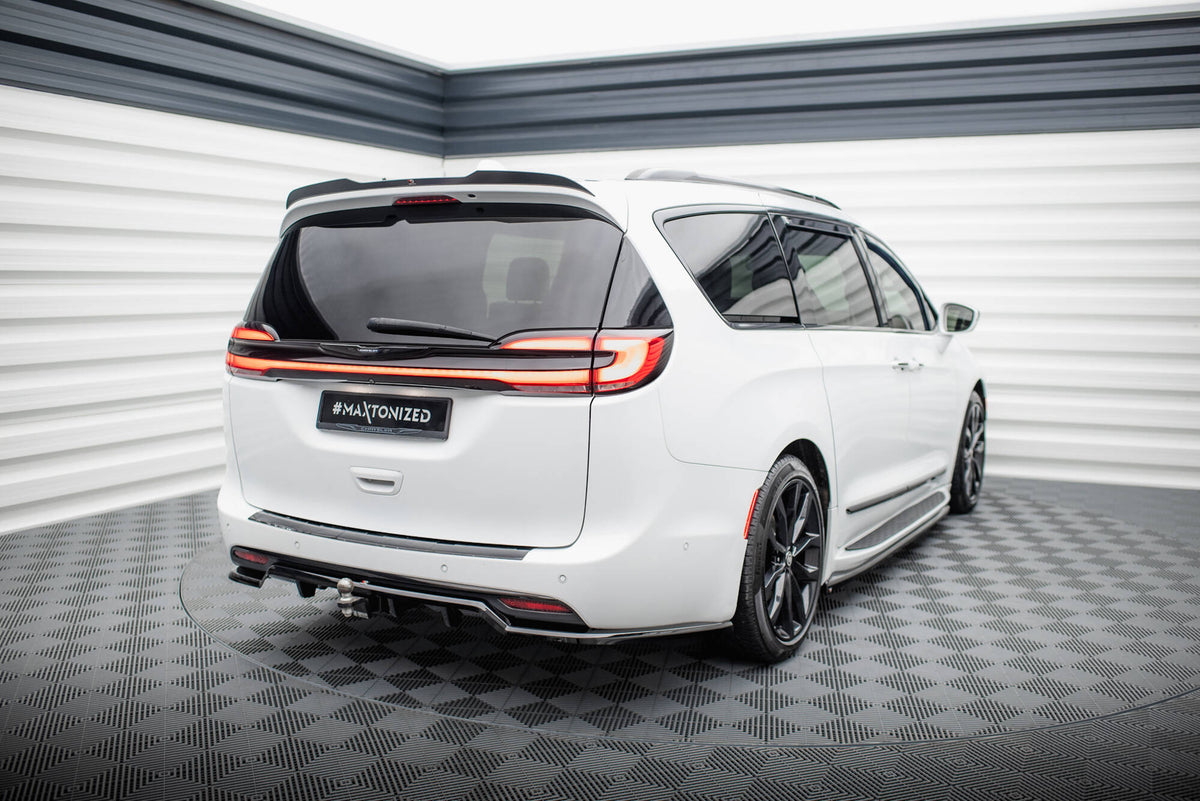 Bakre diffuser for Chrysler Pacifica Facelift i strukturert svart, skrå vinkel