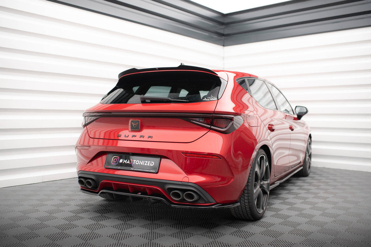 Bakre splitter Cupra Leon Mk1 med hvit stripe montert, skrå vinkel