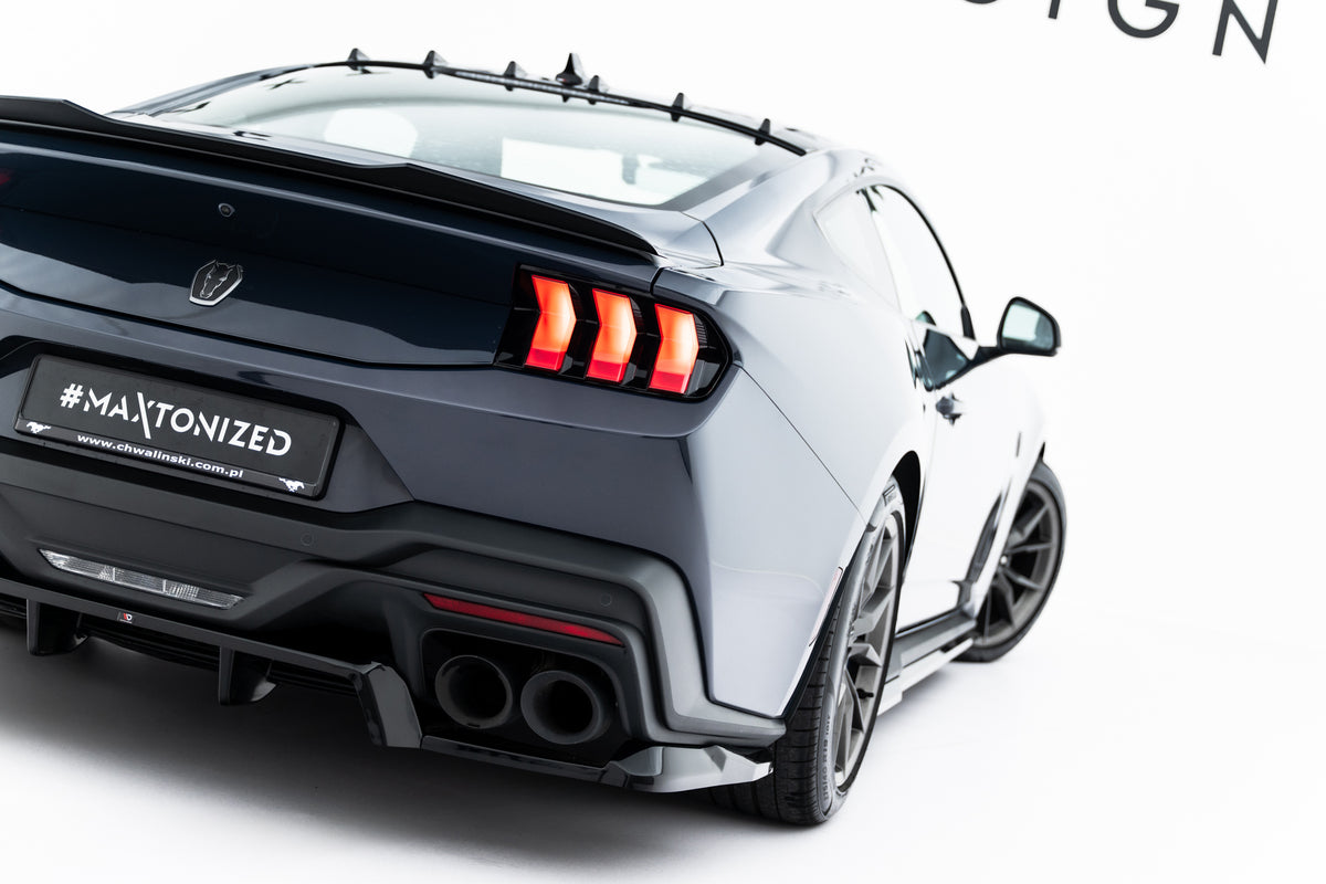 Bakre diffuser i blank sort montert på Ford Mustang Dark Horse Mk7
