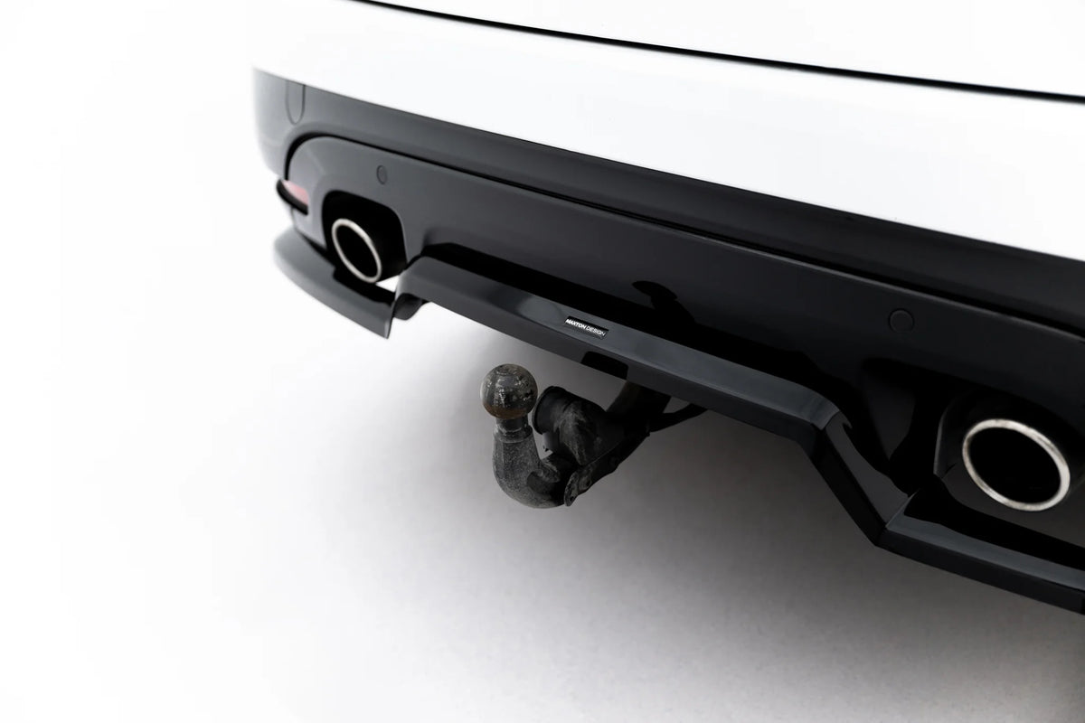 Detalj av Gloss Black-overflate på baksplitter til Jaguar F-Pace S