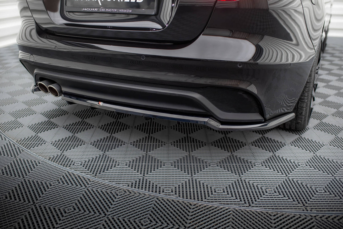 Jaguar XE X760 Facelift med diffuser i strukturert svart sett fra skrå vinkel