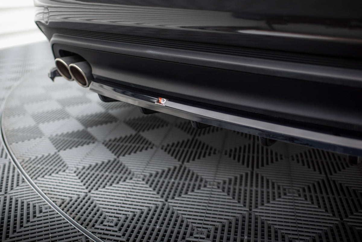 Vertikale stenger og bakre splitter til Jaguar XE Facelift sett nedenfra