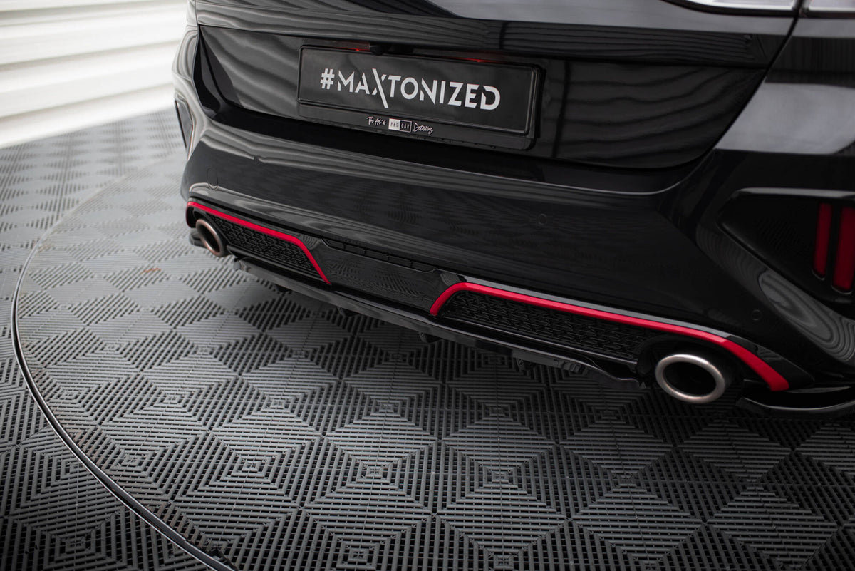 Bakre splitter fra Maxton Design montert på Kia Ceed GT i nærbilde