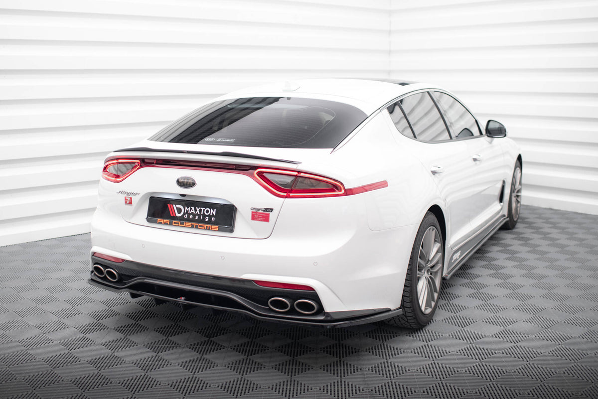 Bakre splitter Kia Stinger Mk1 montert på bil i nærbilde