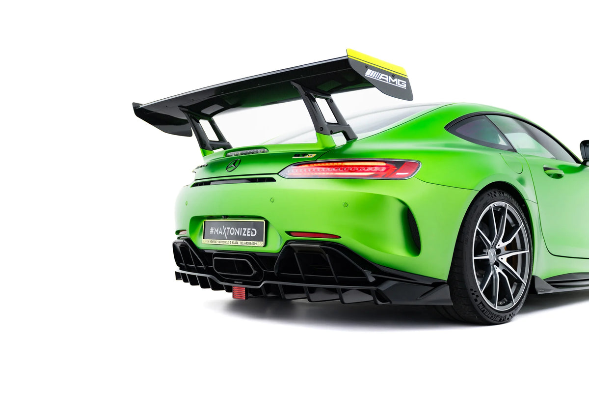 Detalj av LED-lys på baksplitter til Mercedes-AMG GT R C190 Facelift
