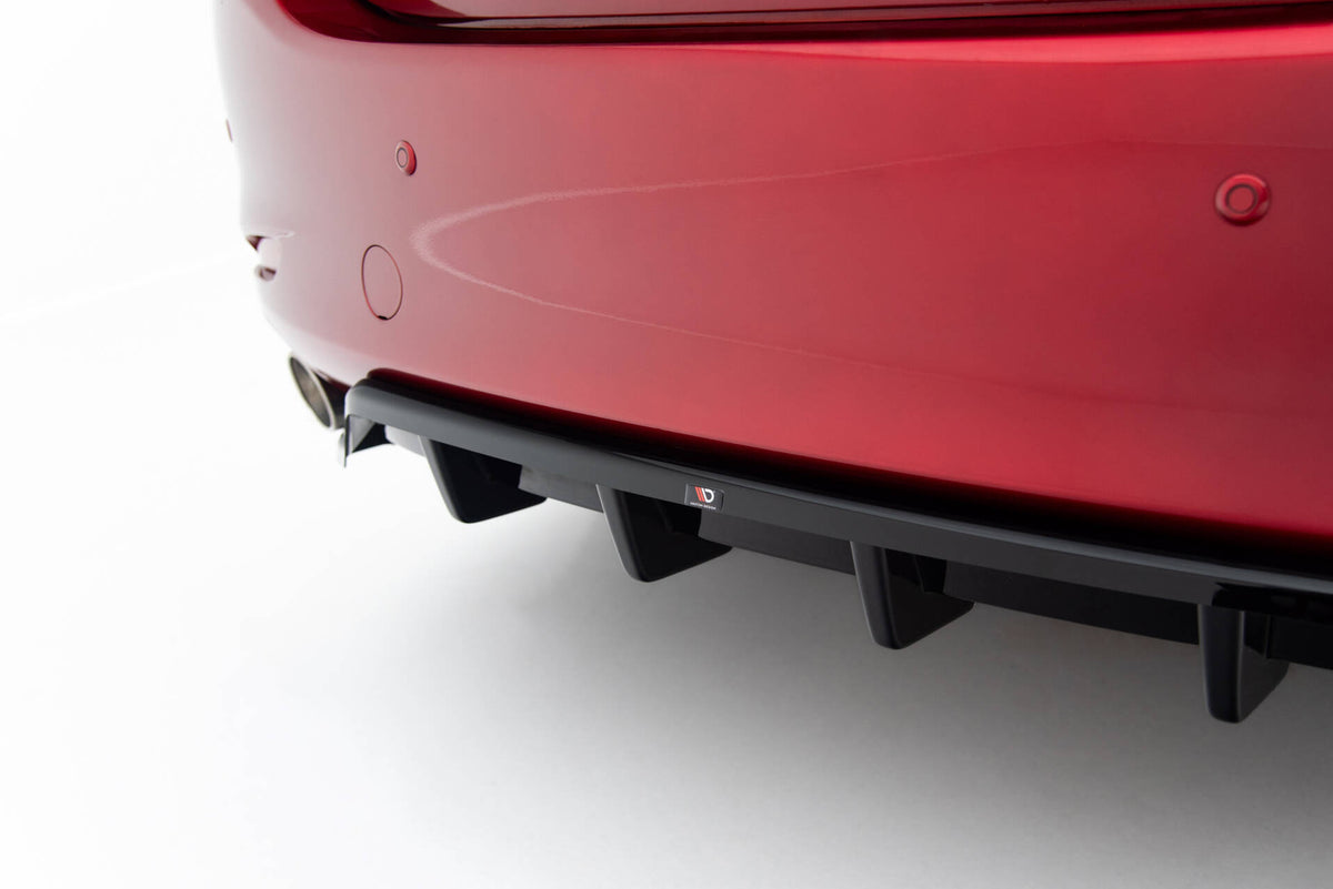 Nærbilde av diffuser med vertikale stenger til Mazda 6 Sedan i svart finish