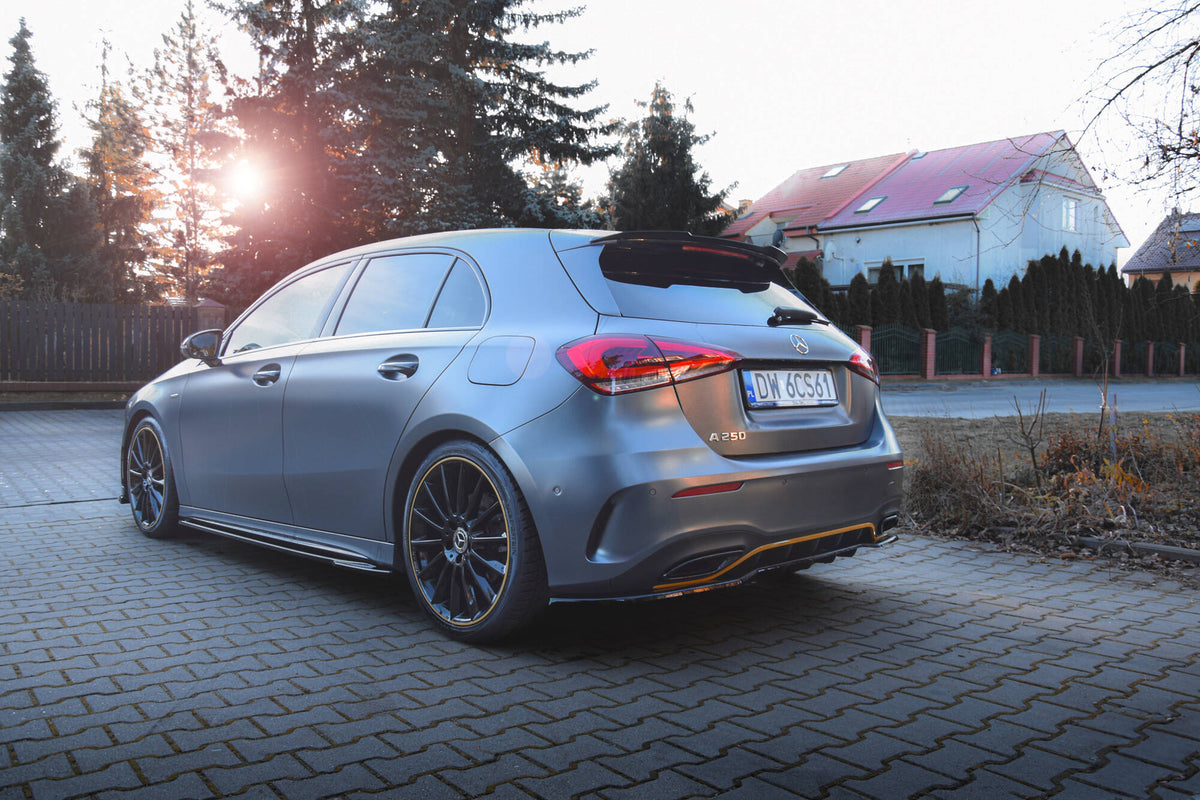 Nærbilde av bakre splitter i sort ABS-plast for Mercedes A Hatchback W177