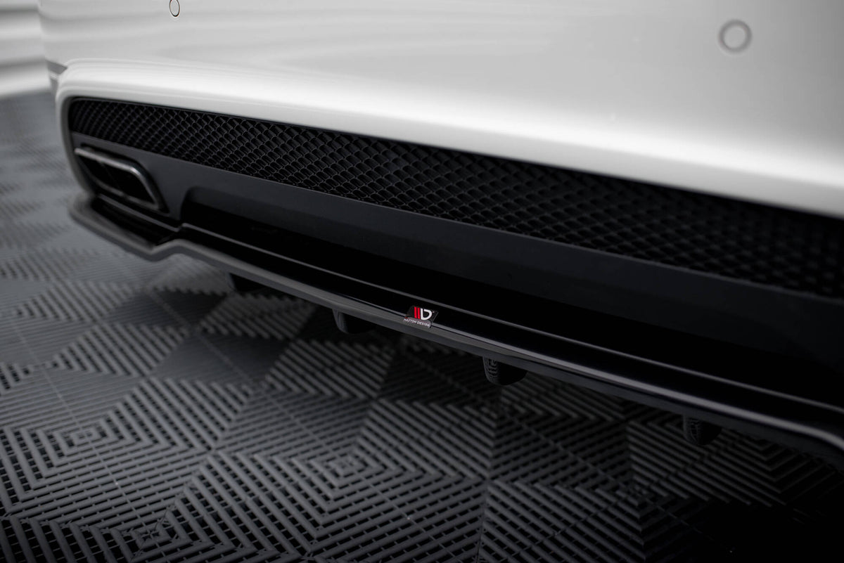 Nærbilde av vertikale stenger på Maxton diffuser for Mercedes A45 AMG
