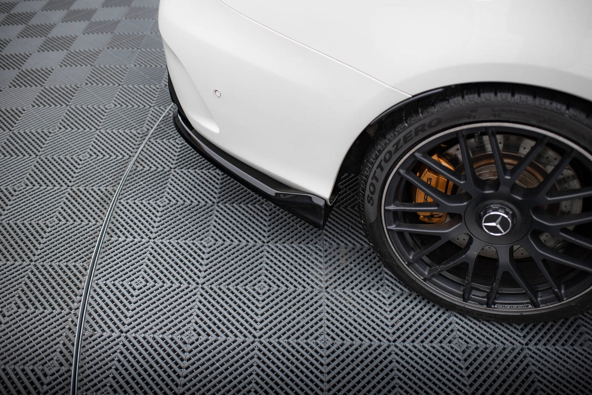 Mercedes C63 W205 med Maxton Design diffuser sett underfra