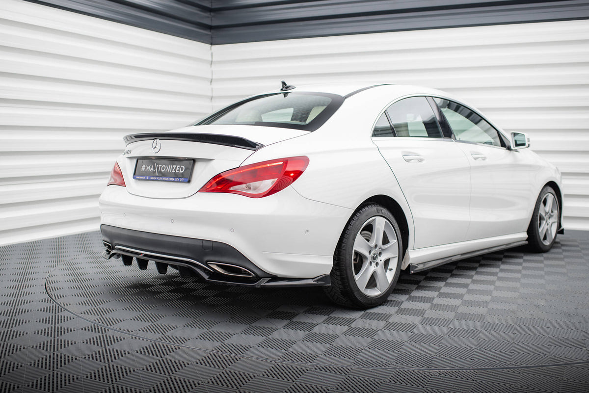 Bakre splitter til Mercedes CLA C117 Facelift montert på bil, skrå vinkel