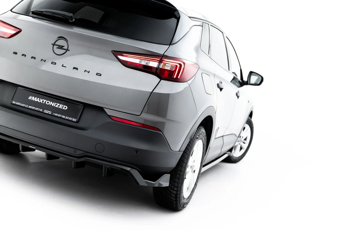 Nærbilde av vertikale ribber på baksplitter til Opel Grandland Mk1