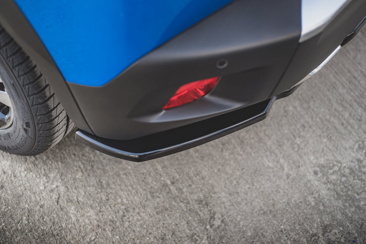 Bakre splitter for Peugeot 2008 montert på sort bil, skrå vinkel