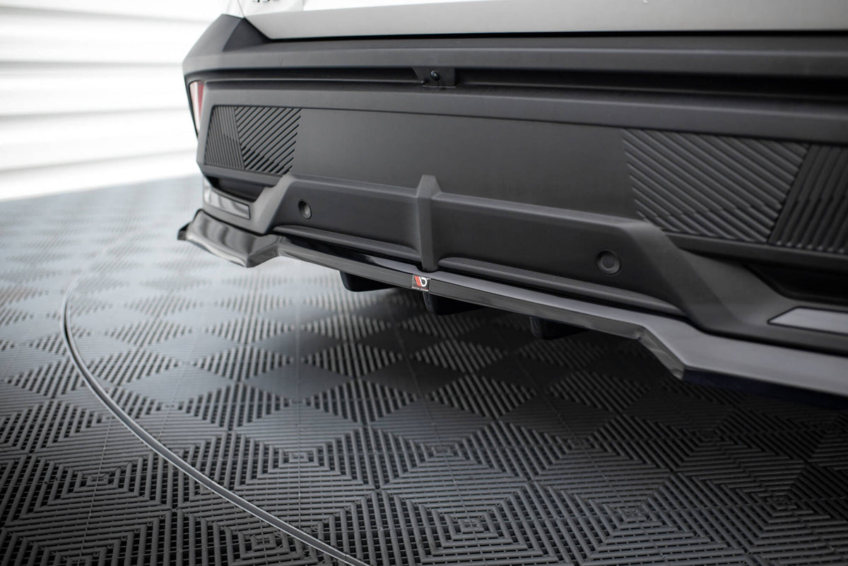 Diffuser for Peugeot 408 i nærbilde med strukturert svart overflate