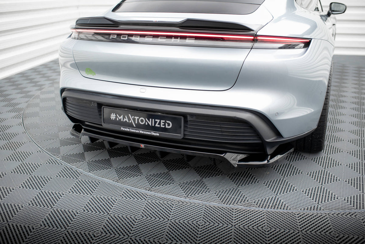 Detaljbilde av overflate og vertikale ribber på Maxton Design diffuser til Porsche Taycan 2019-2024