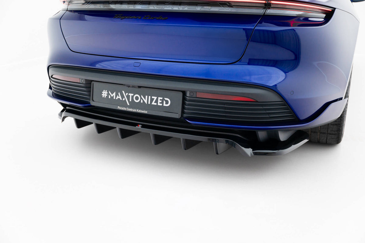 Maxton Design diffuser montert på blå Porsche Taycan Turbo S MK1 med vertikale stenger, sett bakfra