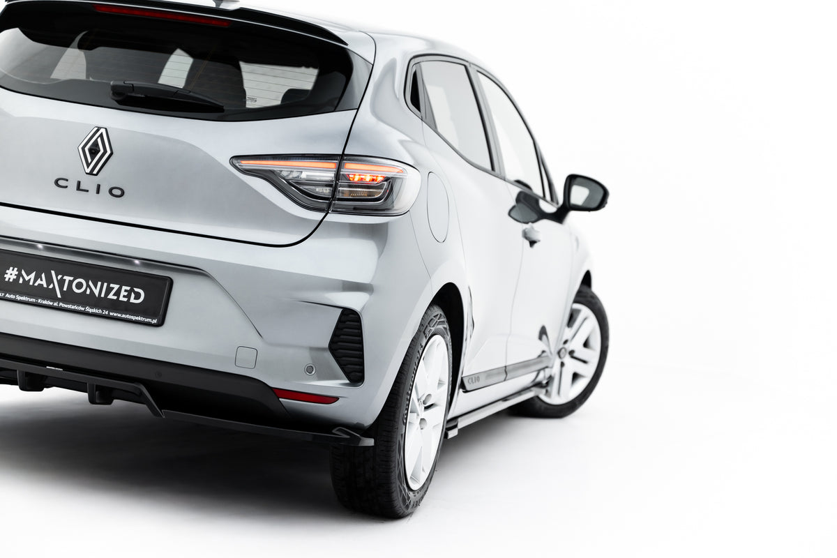 Nærbilde av vertikale ribber på baksplitter til Renault Clio Mk5 Facelift