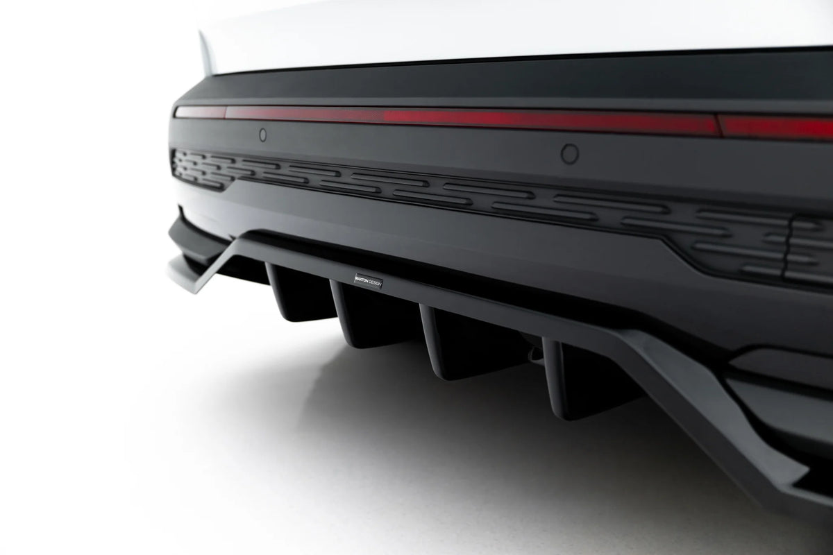 Detalj av blank sort overflate på baksplitter til Skoda Elroq RS Mk1