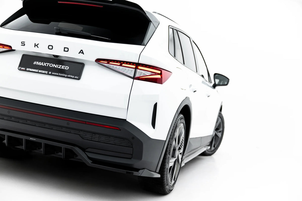 Nærbilde av vertikale finner på baksplitter til Skoda Elroq RS Mk1