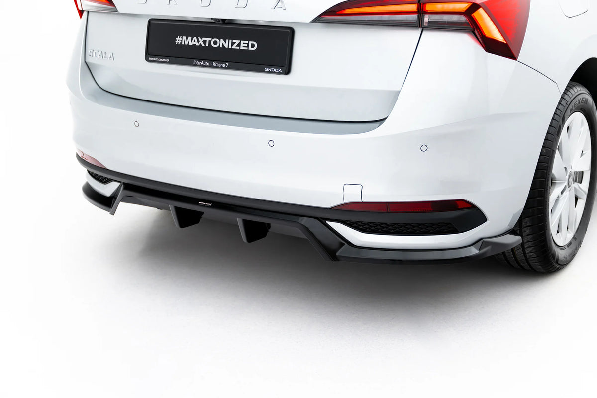 Nærbilde av blank sort diffuser til Skoda Scala Mk1 Facelift