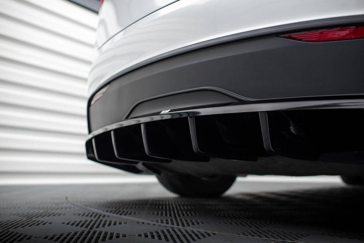 Nærbilde av Maxton Design diffuser i strukturert svart for Tesla Model X