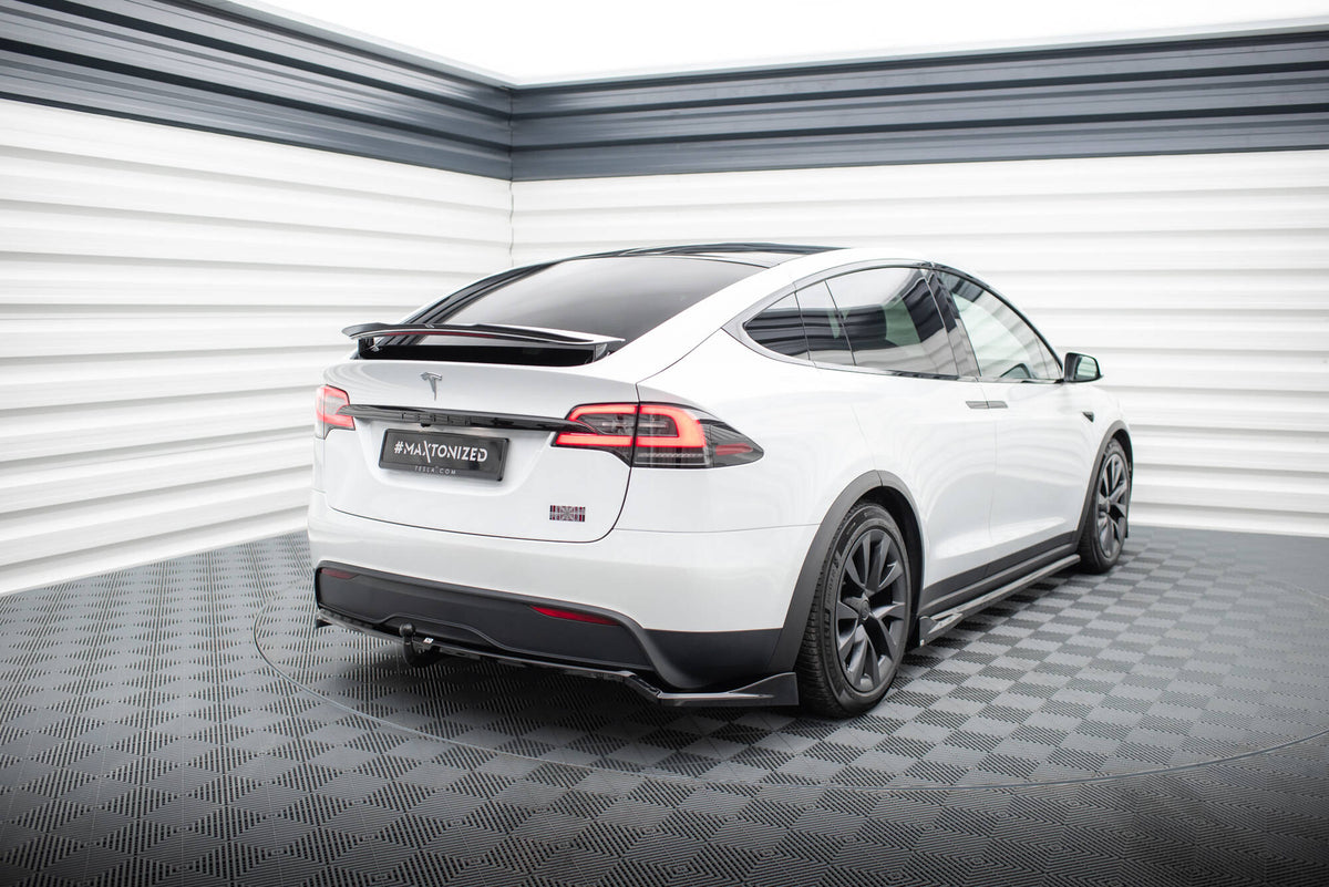 Bakre diffuser for Tesla Model X Facelift sett nedenfra med detalj på stenger