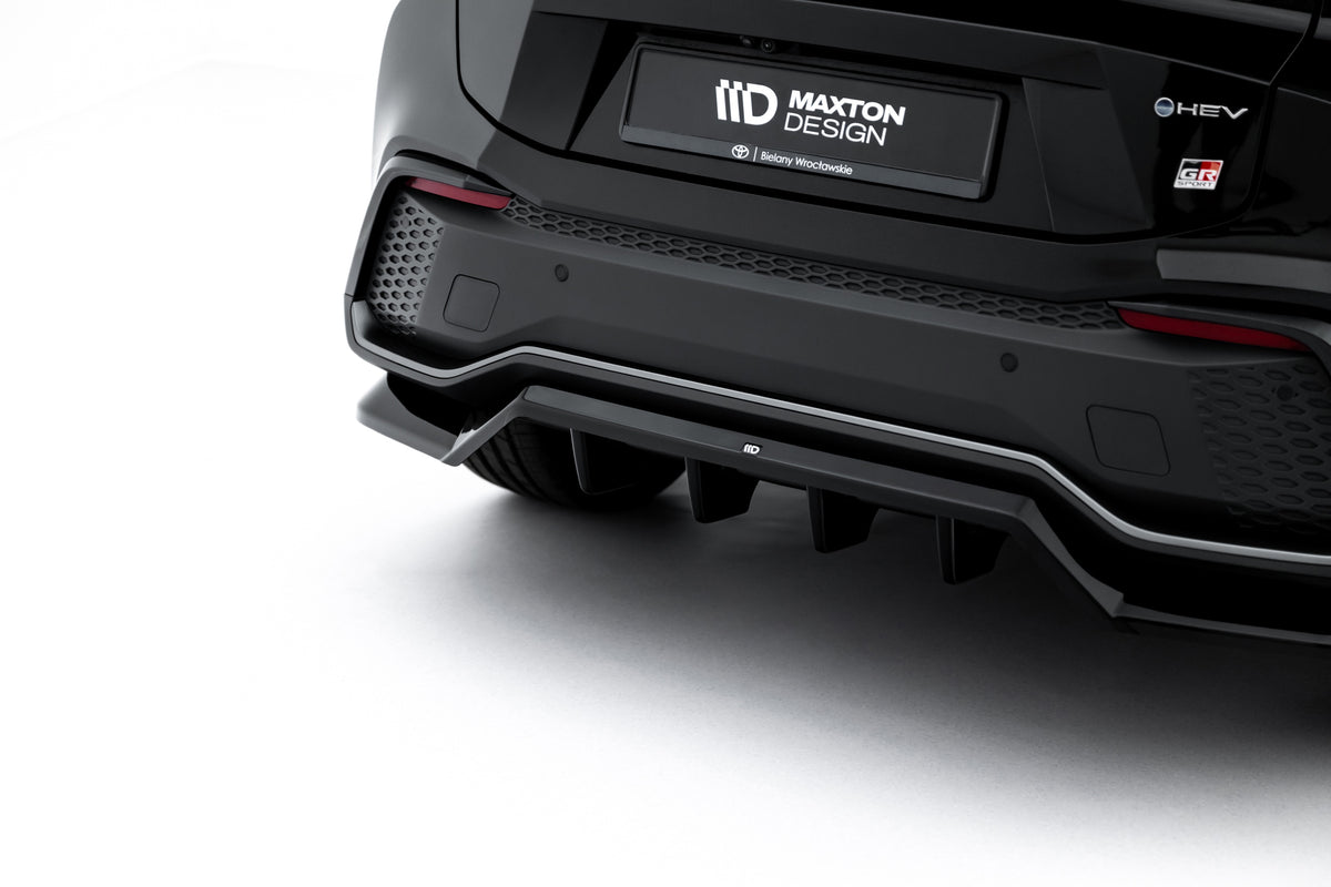 Maxton Design bakre diffuser montert på Toyota C-HR MK2, sett rett bakfra under støtfangeren