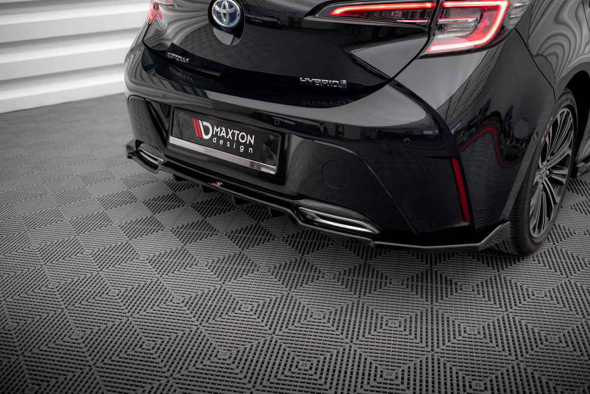 Bakre diffuser med vertikale stenger for Toyota Corolla Hatchback MK12 sett forfra på hvit bakgrunn