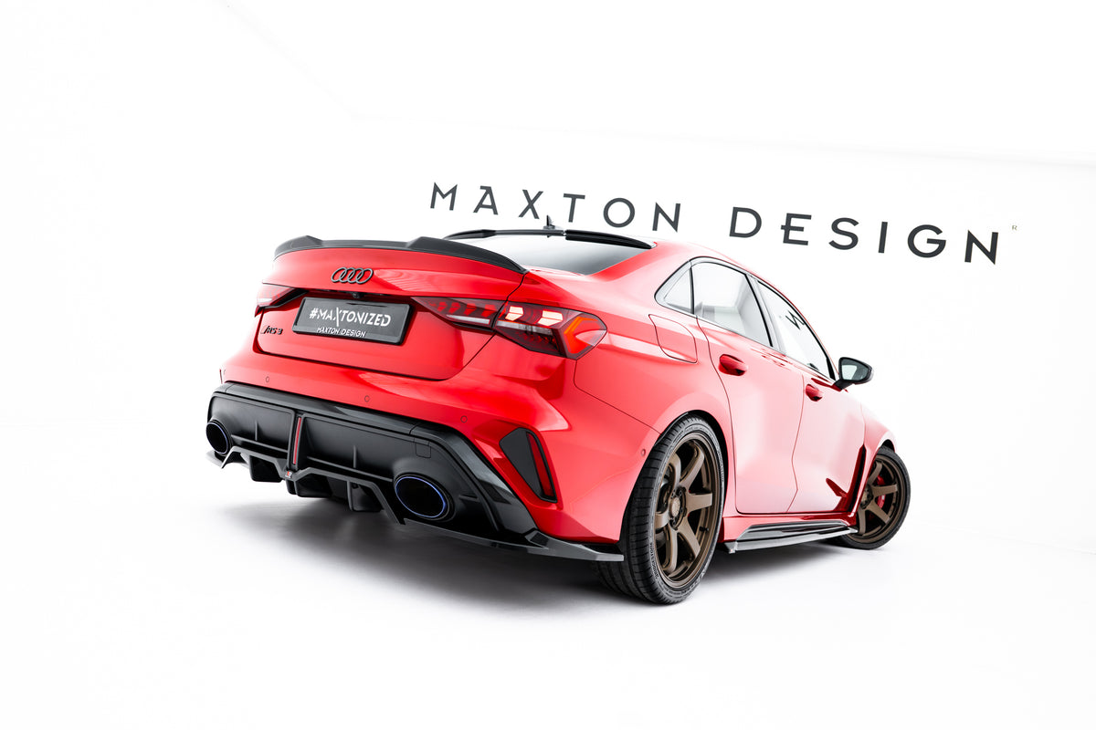 Nærbilde av Maxton Design diffuser V.1 for Audi RS3 8Y Facelift Sedan med aggressive luftkanaler