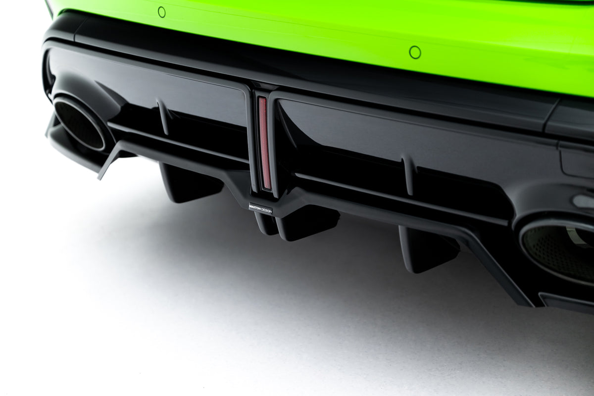 Bakre splitter i Gloss Black montert bak på Audi RS3 Sportback 8Y Facelift