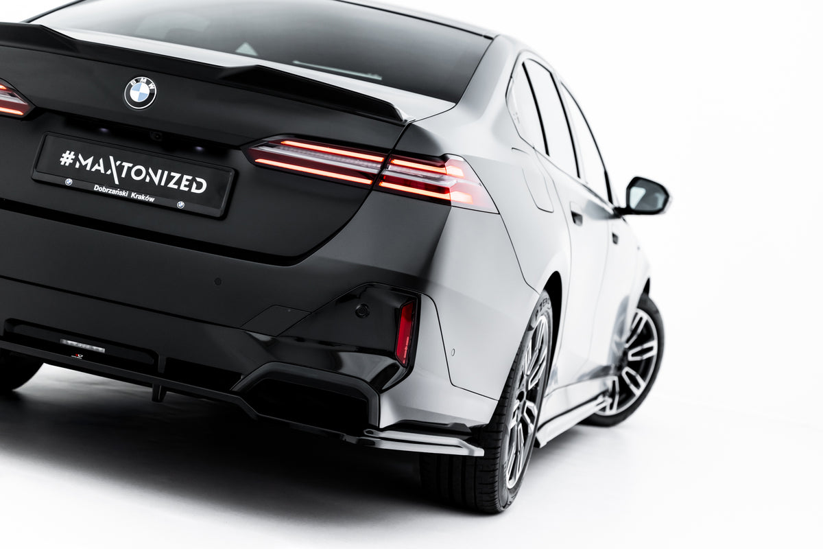 Diffuser BMW I5 G60 M-pakke Maxton V.1 – sidevinkel som viser splitter og ribbede detaljer