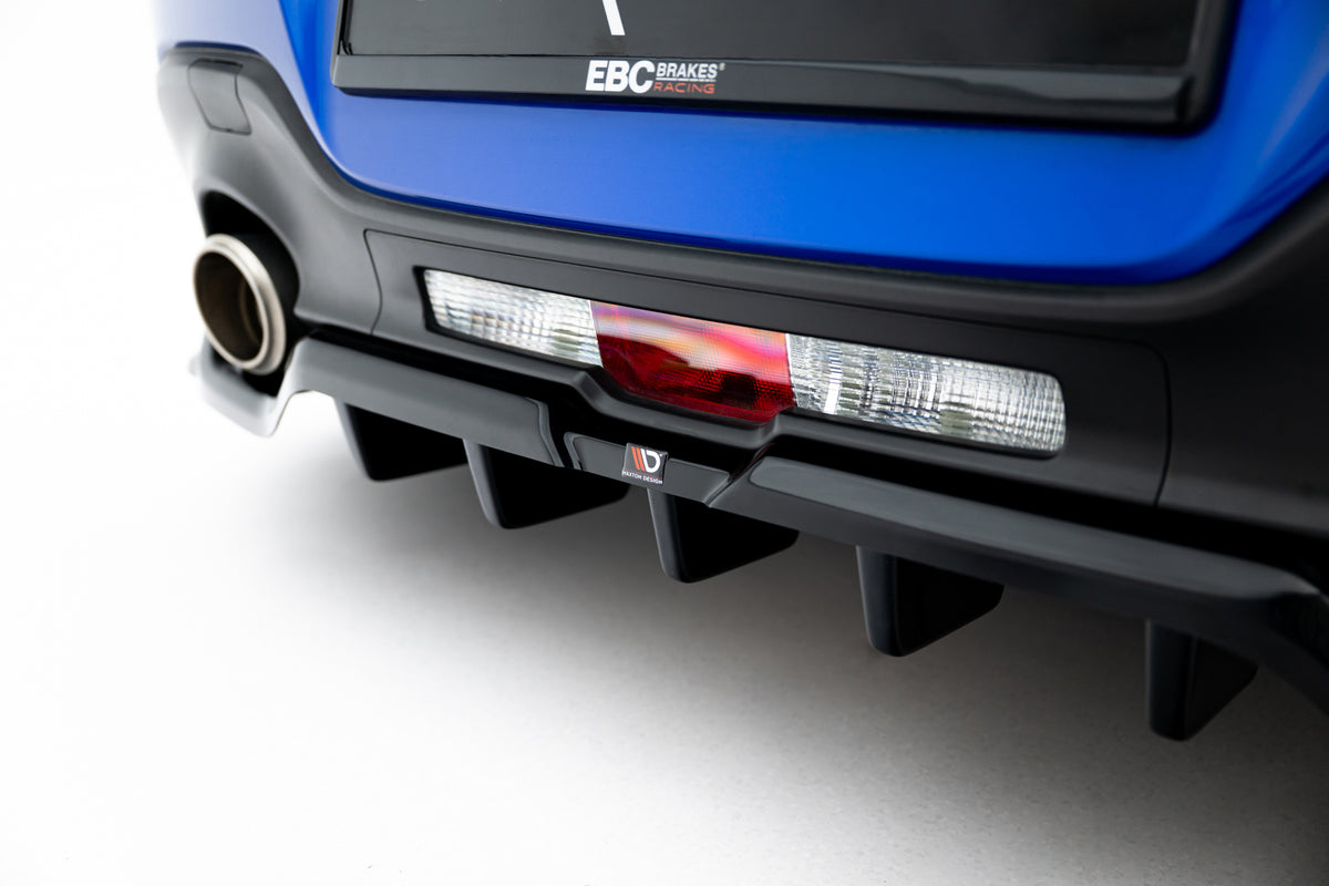 Nærbilde av vertikale ribber på baksplitter for Subaru BRZ Mk2