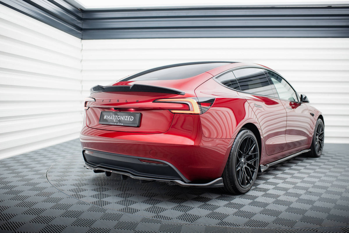 Diffuser montert på Tesla Model 3 Highland bakfanger med sporty V.1-design sett bakfra