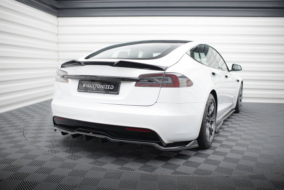 Bakre splitter fra Maxton montert på Tesla Model S Plaid i nærbilde