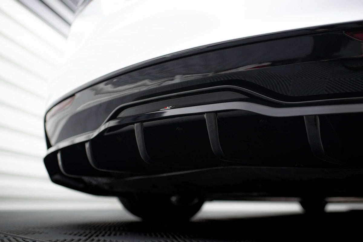 Maxton Design bakdiffuser for Tesla Model S Plaid vist ovenfra på sort bakgrunn